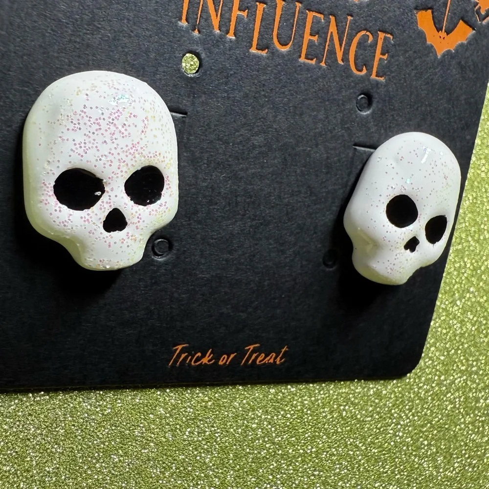 Influence White Skull Earrings - Picture 4 of 4